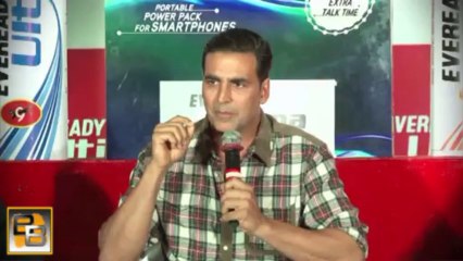 Akshay Kumar UNBUTTONS his pant, lands in trouble!
