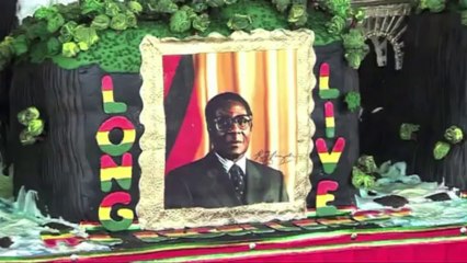 Mugabe, 33 años en el poder
