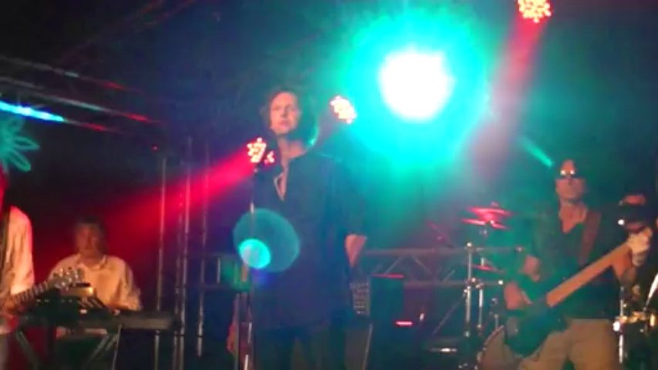 Pour la femme veuve qui s'éveille  par le groupe Lipstick