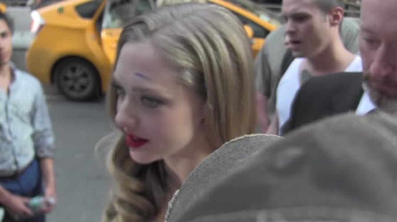 Amanda Seyfried Accidentally Gets Marker on Forehead