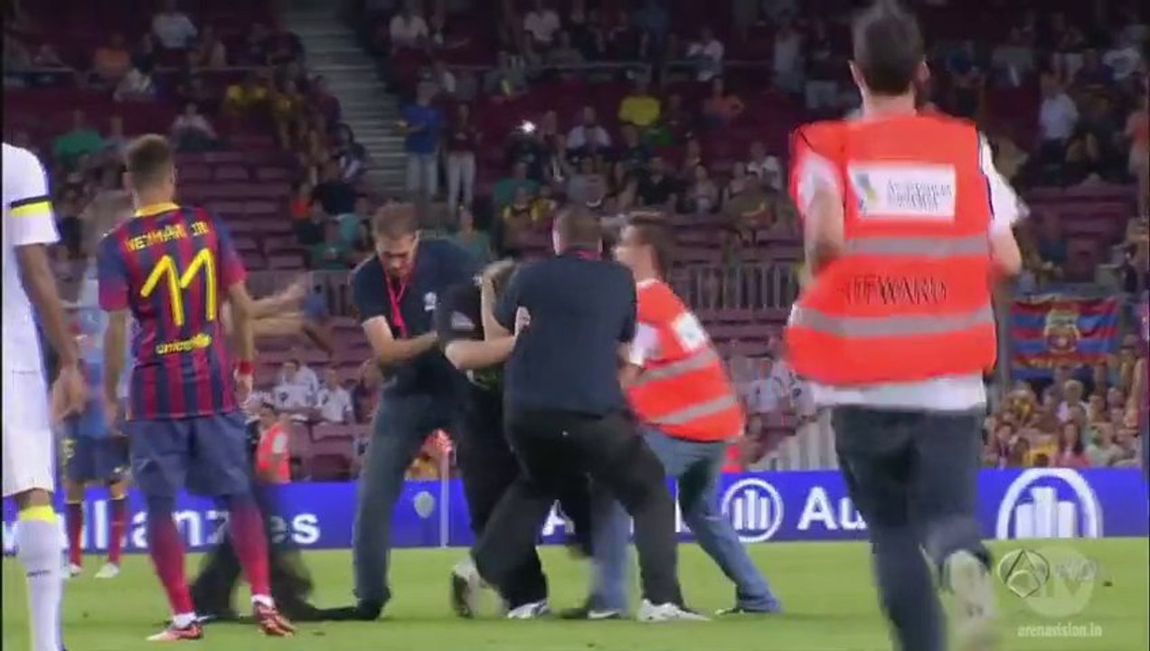 Un fan essaie d'attaquer Neymar pendant le match Barcelone vs Santos 02/08/2013