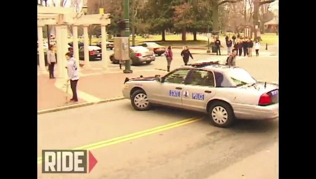 Une voiture de Police renverse un skateboarder et s'en va sans explication.