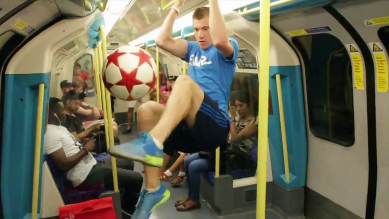 Un freestyler s'amuse dans les rues de Londres et jusque dans le métro !