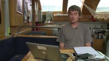 Les scientifiques se sont réunis avant le départ pour échanger sur les stations de prélèvements. Pascal Hingamp, le nouveau chef scientifique, explique la suite du programme scientifique © A.Deniaud/francetv nouvelles écritures/Thalassa/Tara Expéditions