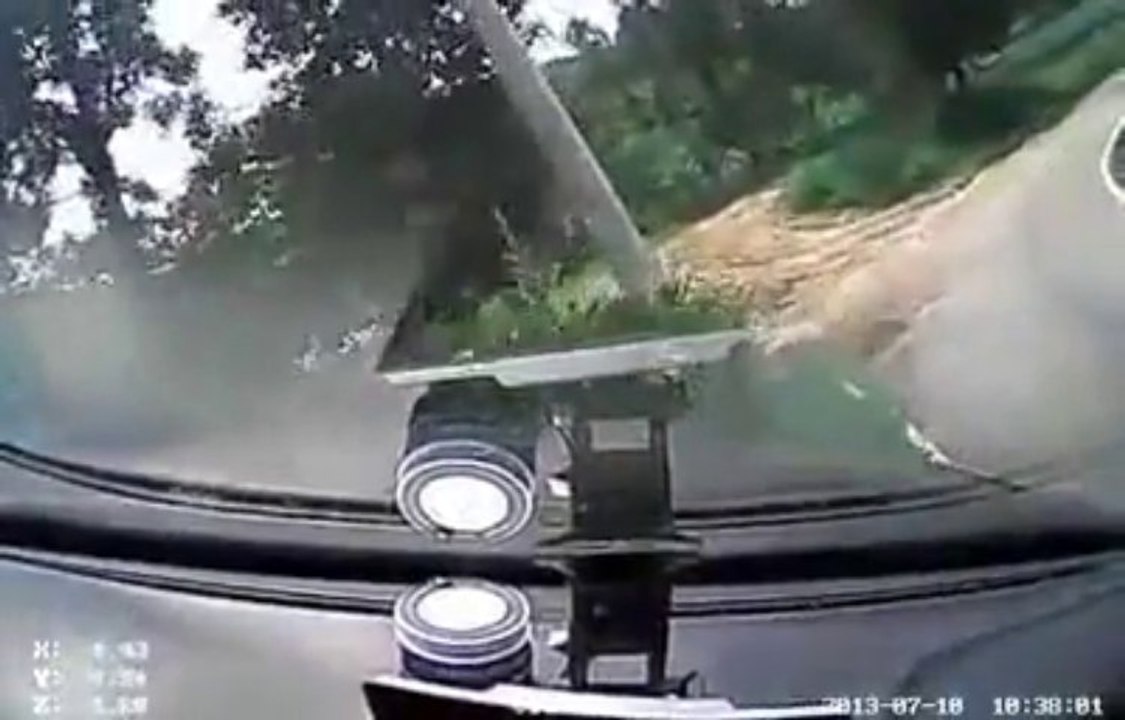 Il apprend à sa femme à conduire... et fini sur le toit!