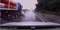 Un automobiliste distrait fini sous un camion. Et le camion ne s’arrête même pas!