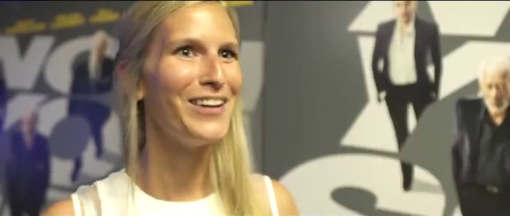 It's raining money inside the cinema theater!! Amazing preview of the movie now you see me...