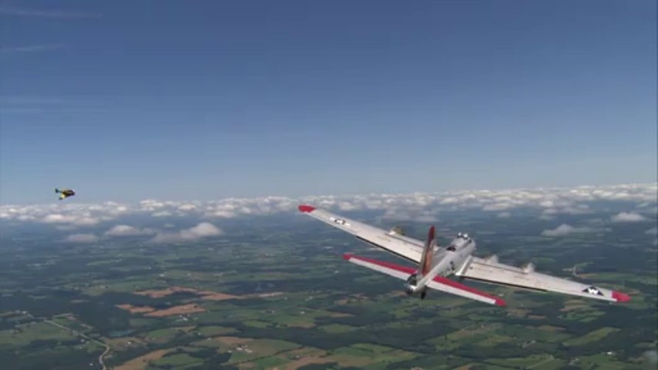 "jetman" und weltkriegs-bomber fliegen formation