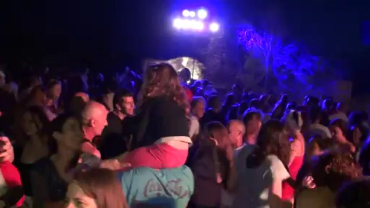 מסיבת חברים במדבר בחאן בארותיים חוגגים ביחד עשור