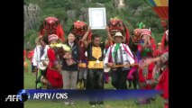 China man breaks record by walking between balloons