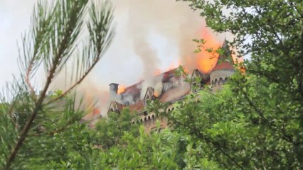 Le château de Paulhac en proie aux flammes