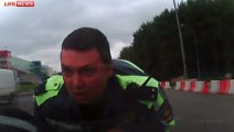 Un policier russe accroché sur un capot de voiture