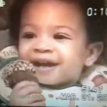 Le regard de tueur... à seulement 1 an !!! Le bébé trop bon acteur...