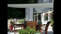 Aménagement d'une terrasse en bois composite gris avec voile d'ombrage jacquard