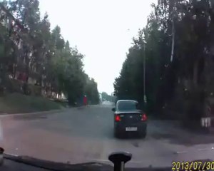 Une voiture a peur d'un klaxon