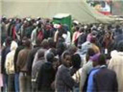 الناخبون الزيمبابويون يواصلون الإدلاء بأصواتهم