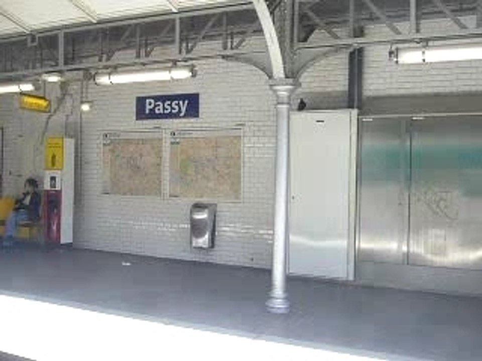 Metro Passy tour eiffel