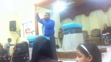 Pastor Edgar Félix predicando