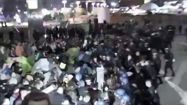 La Defense (France) 04/11/2011 Les indignés d'Occupy France s'installent à la Défense © LTL News