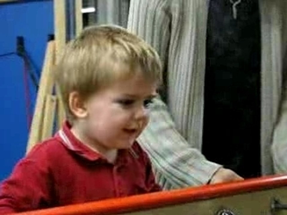 Timéo fait du baby-foot