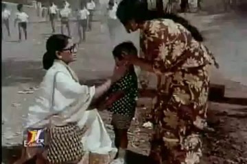 Video herunterladen: Mera Jeevan Kora Kagaz -1974 Kora Kagaz