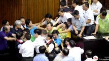 Un débat vire à la bagarre générale au parlement taïwanais