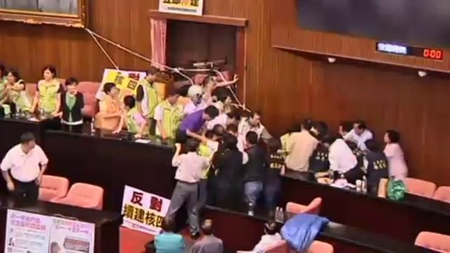 Une bagarre éclate au Parlement taïwanais