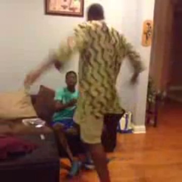 Le mec prend la claque du siècle!!! Ça t'apprendra à mater un porno ahaha