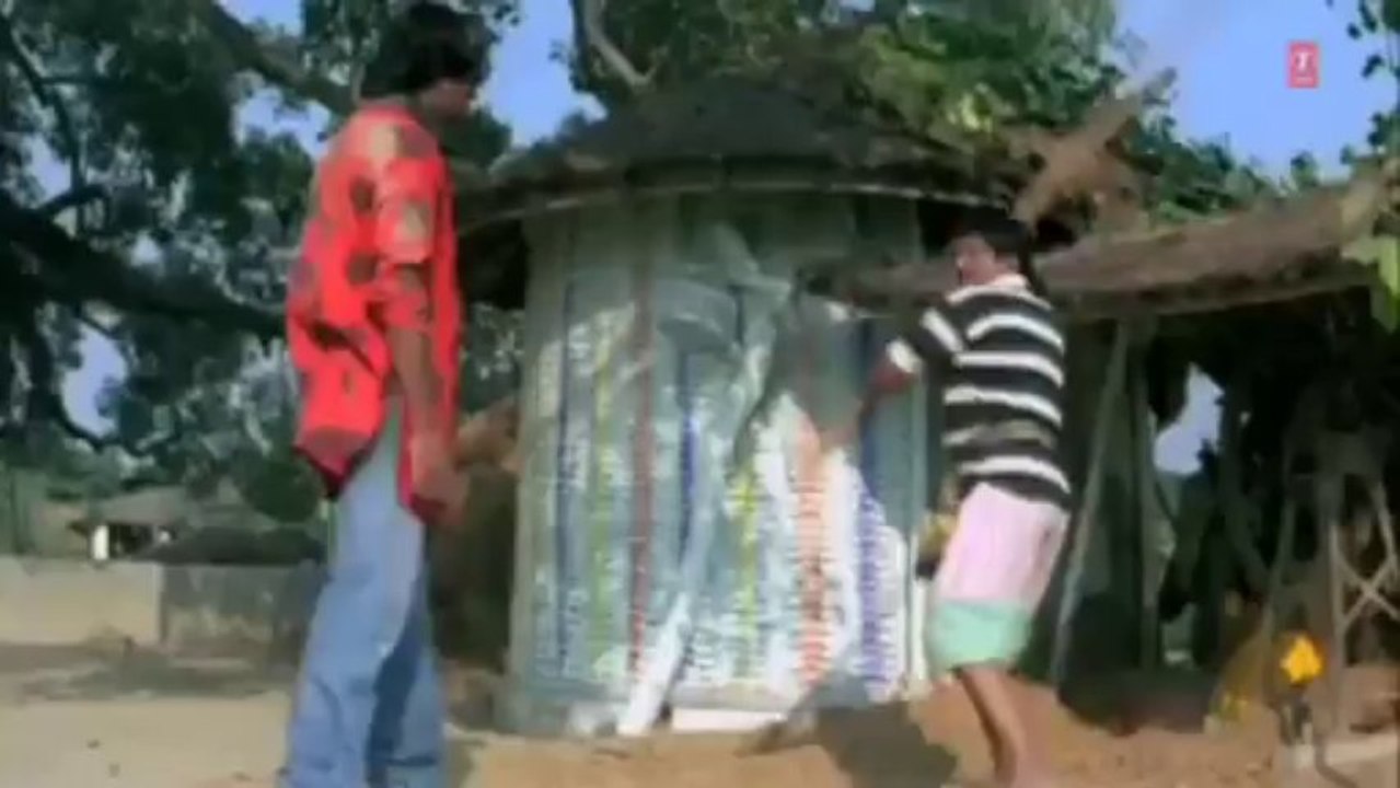 Struggling Scene from Bhojpuri Movie [ Maiya Rakhiho Senurva Aawad ]