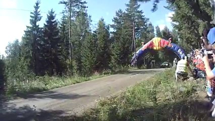 Saut impressionnant en voiture pendant le rallye de Finlande !!