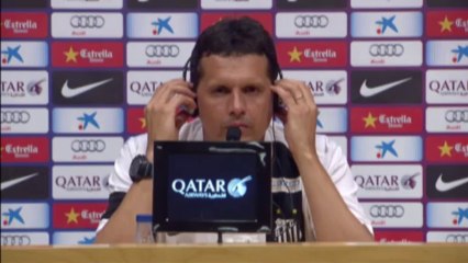 Santos - Il tecnico Oliveira deluso dopo la batosta contro il Barça