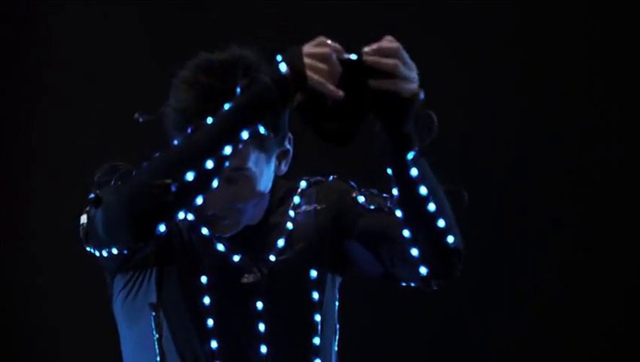 Lionel Messi enfile une combinaison de LED pour La pub Adidas !!