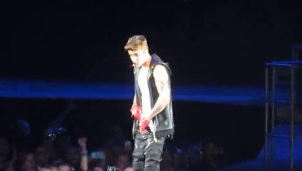 Justin Bieber puts iphone in his pants - Believe Tour Newark NJ