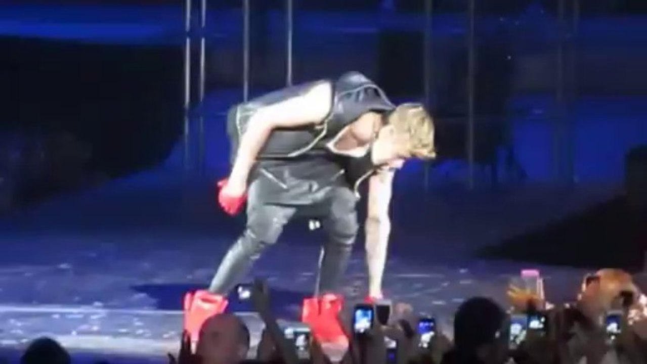 Justin Bieber se fout un iPhone d'une fan dans le caleçon en plein live...
