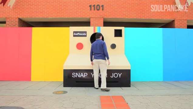 Prenez votre joie en photo !!! Belle idée de l'appareil photo géant dans la rue...