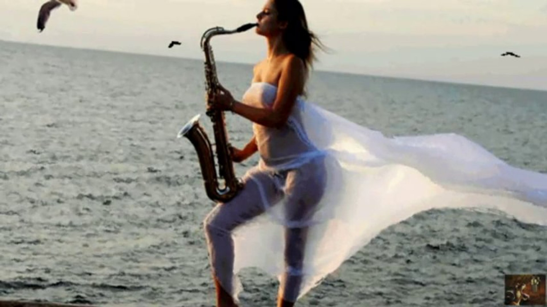 Бог саксофона. Девушка с саксофоном. Саксофон и море. Шикарный саксофон. Девушка с саксофоном фото.