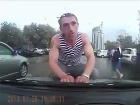 Russe cam - Un gars complètement fou saute sur une voiture!