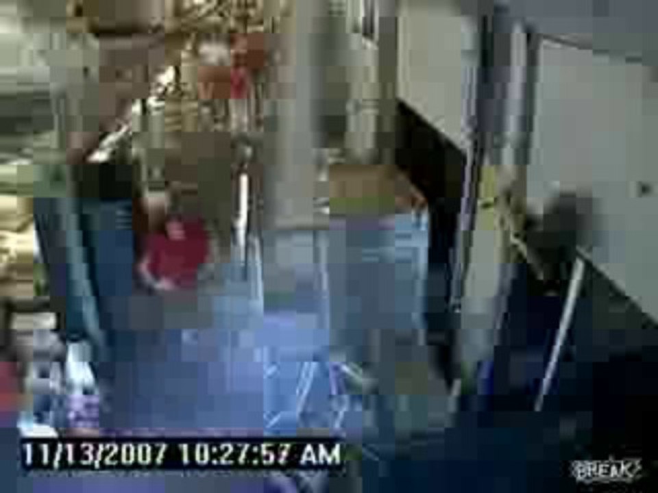 Arbeiter löst Sprinkleranlage aus