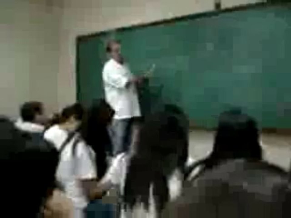 Lehrer zerstört Handy