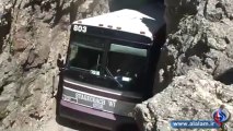 شاهد بالفيديو ماذا حدث لحافلة ضخمة أثناء مرورها فى ممر جبلى ضيق !!!