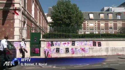 Act Up déverse du faux sang sur la Fondation Lejeune à Paris