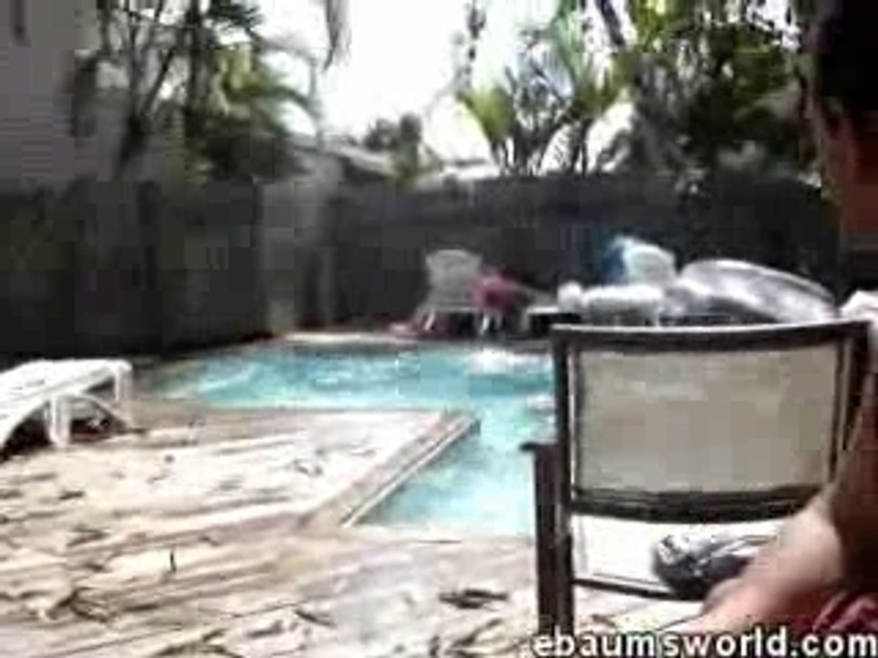 Régis Saute Dans La Piscine