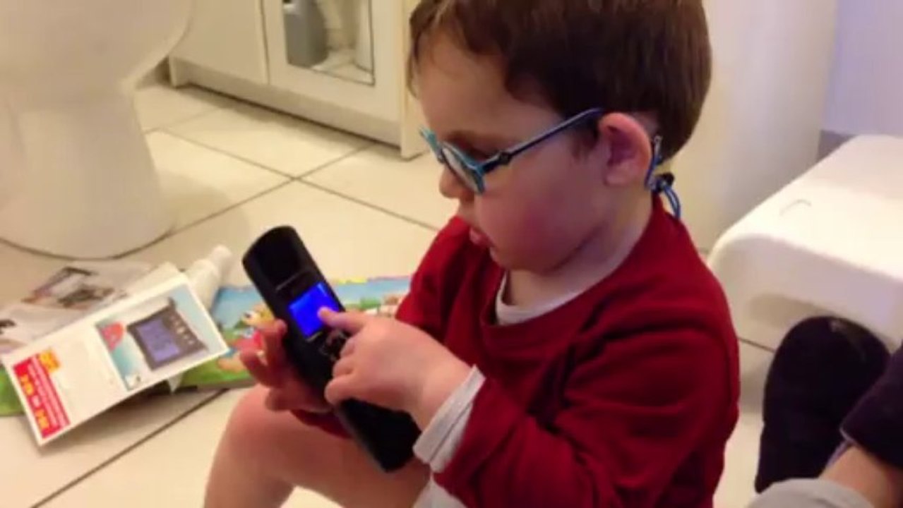 Lucas au tel avec Papy et Mamie