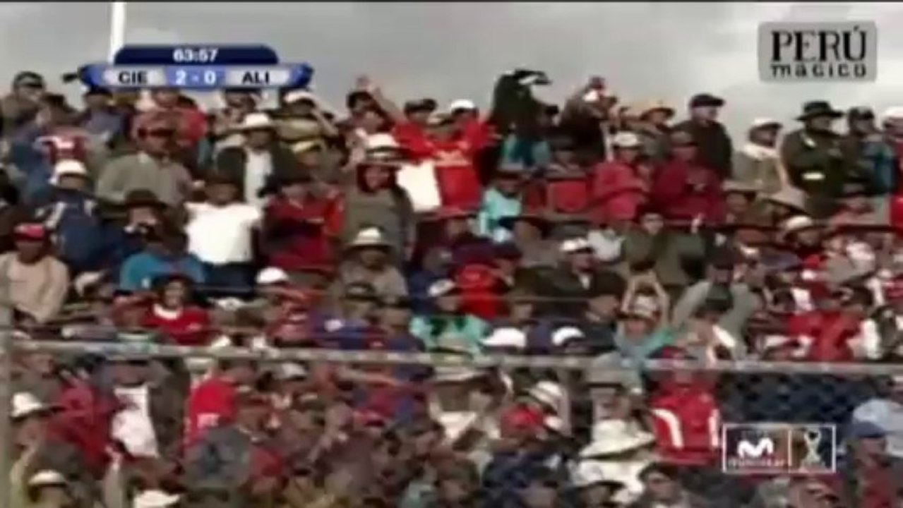 Peruana: autsch! junger fan fällt nach torjubel mit cienciano-star