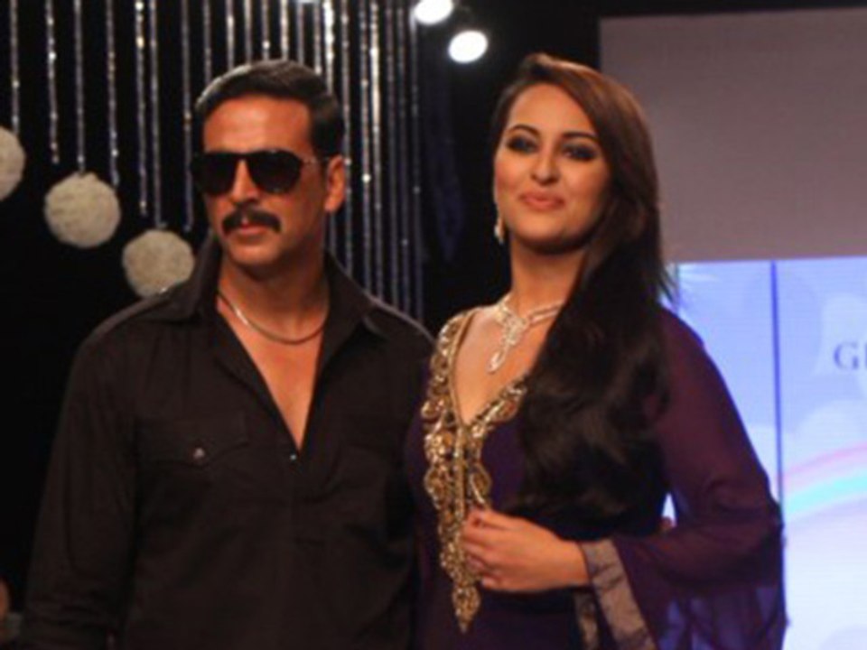 Akshay Kumar and Sonakshi Sinha walk the ramp to promote their upcoming film