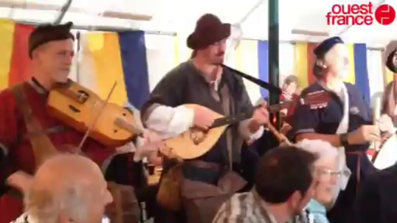 La troupe Formigny anime le banquet - Ambiance médiévale au Château de Creully