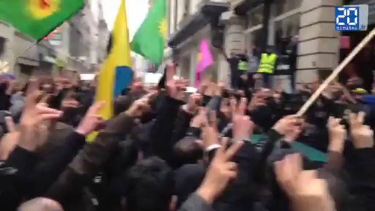 Les manifestants devant l'académie d'art et de culture du Kurdistan