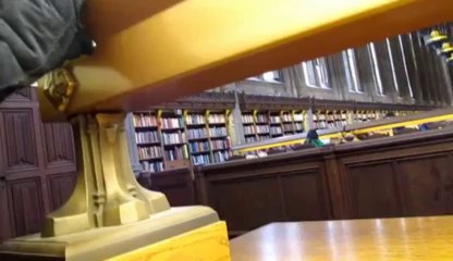 Des pétards dans une bibliothèque universitaire