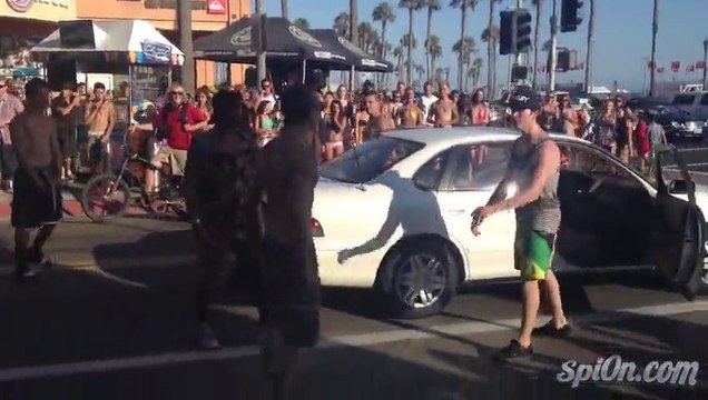 Grosse baston à Los Angeles.. Le gars sèche trois mecs en 20 secondes !!!