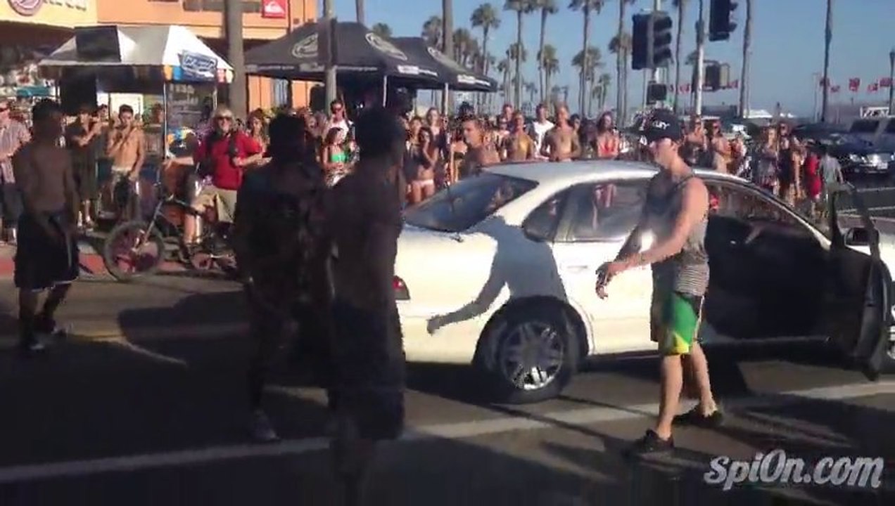 Grosse baston à Los Angeles.. Le gars sèche trois mecs en 20 secondes !!!